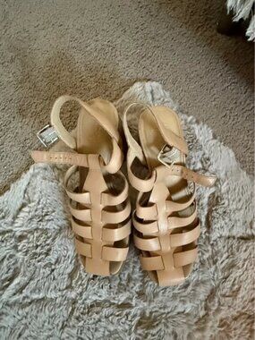 Adorable cage sandals
